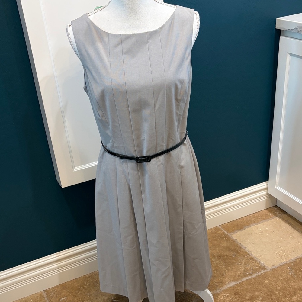 Jones New York gray sleeveless boat neck pleated dress